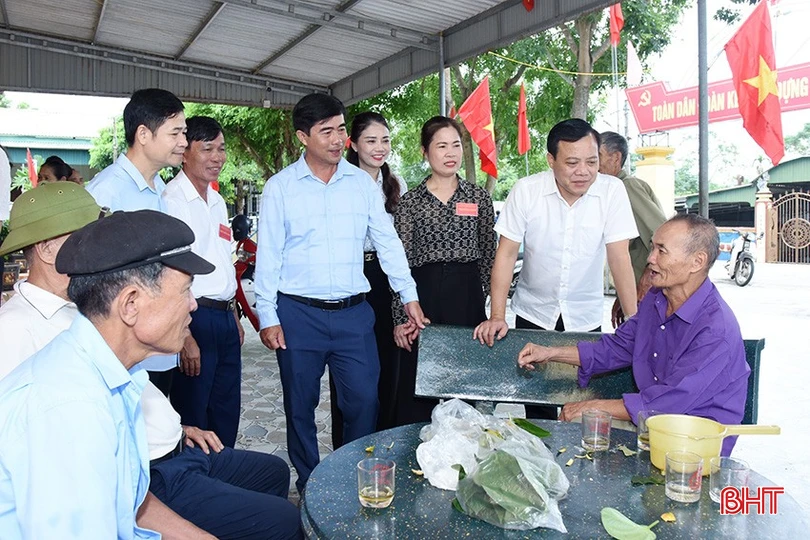 Lãnh đạo Sở Nội vụ và huyện Thạch Hà nắm bắt tâm tư, nguyện vọng của cử tri thôn Tân Văn, xã Thạch Văn.