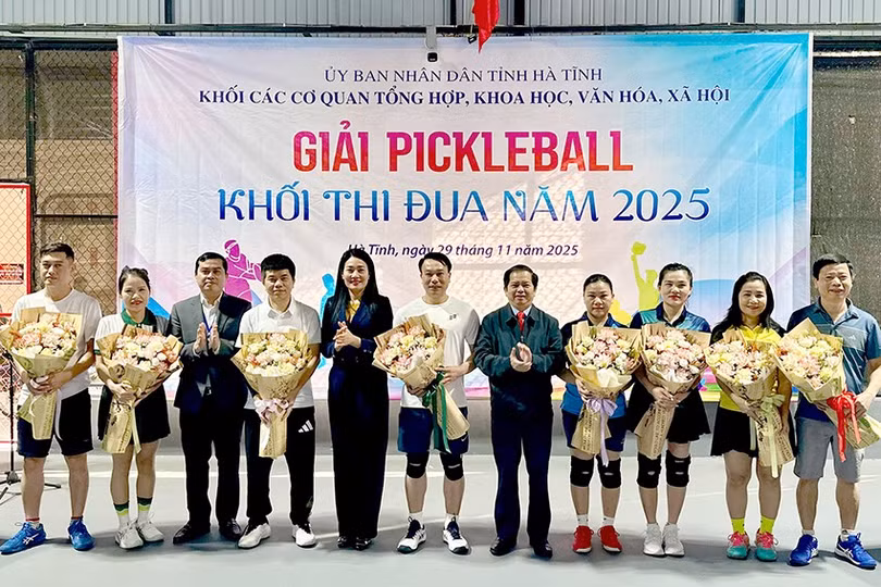 Phó Chủ tịch HĐND tỉnh Nguyễn Thị Việt Hà tặng hoa chúc mừng các đội tham dự giải.