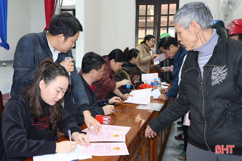 Văn phòng đăng ký đất đai chi nhánh Thạch Hà đã phối hợp với UBND thị trấn Lộc Hà chỉnh lý biến động trên giấy chứng nhận quyền sử dụng đất cho người dân vào ngày cuối tuần. bqbht_br_sadadd.jpg