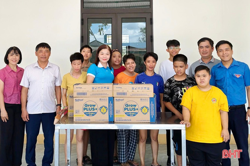 ពូ និងបងប្អូនប្រុសស្រីមកពីគណៈកម្មាធិការរណសិរ្សមាតុភូមិវៀតណាម និងអង្គការមហាជននៃវួដ Tran Phu បានមកសួរសុខទុក្ខ និងផ្តល់អំណោយដើមរដូវស្លឹកឈើជ្រុះដល់កុមារនៅក្នុងភូមិ។ bqbht_br_sos.jpg
