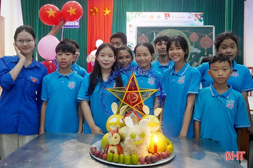 ក្មេងៗក្នុងភូមិប្រកួតគ្នាក្នុងការតុបតែងថាសបុណ្យពាក់កណ្តាលសរទរដូវ និងអបអរជាមួយគ្នា។ bqbht_br_552222861-122099626041032390-4240439492093874195-n.jpg