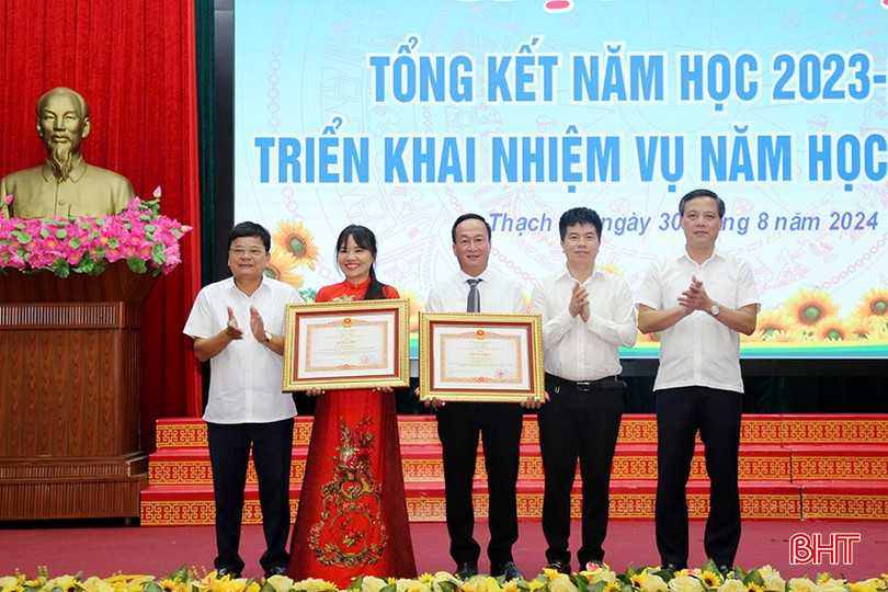 Lãnh đạo huyện Thạch Hà, Sở GD&ĐT trao bằng khen của Thủ tướng Chính phủ cho các tập thể, cá nhân xuất sắc. ưefaeraerr copy.jpg