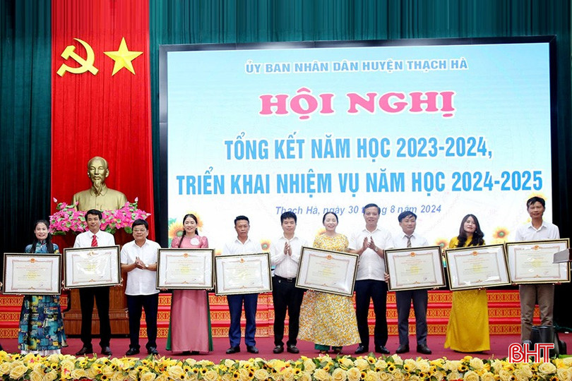 Lãnh đạo huyện Thạch Hà, Sở GD&ĐT trao bằng công nhận trường đạt chuẩn quốc gia cho các trường; bằng đạt chuẩn kiểm định chất lượng cho Trung tâm GDNN-GDTX huyện. baaaahefa copy.jpg