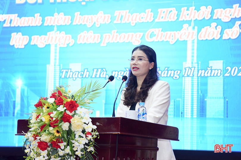 Đại diện lãnh đạo các phòng, ngành chức năng đã trả lời, giải đáp từng trường hợp cụ thể. (Trong ảnh: Trưởng phòng Nội vụ huyện Lê Thị Phương Thủy trả lời các vấn đề liên quan đến chính sách cán bộ đoàn cơ sở...) bqbht_br_dsc-7169-copy.jpg