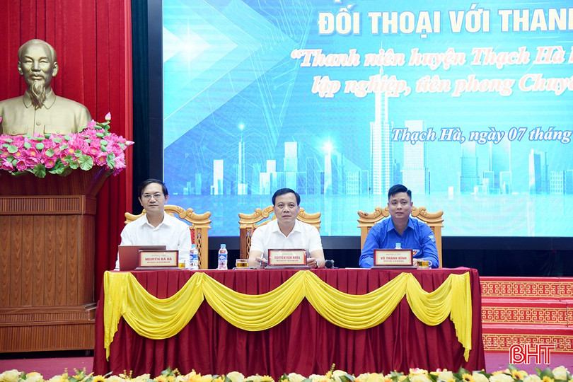 Chủ tịch UBND huyện Nguyễn Văn Khoa, Phó Chủ tịch UBND huyện Nguyễn Bá Hà, Bí thư Huyện đoàn Võ Thanh Bình chủ trì hội nghị. bqbht_br_adsc-7189-copy.jpg