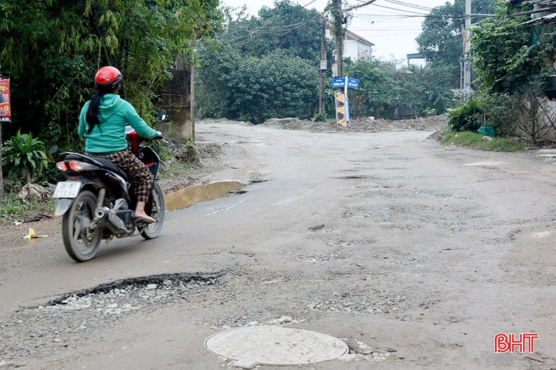 Người dân ở tổ dân phố 3, thị trấn Thạch Hà đang ngày ngày phải đối mặt với bụi bẩn và nguy cơ tai nạn giao thông từ tuyến đường xuống cấp. Hình ảnh ghi nhận ngày 24/12. bqbht_br_dsc-9657-copy.jpg