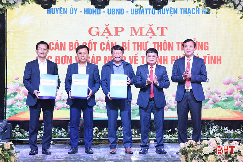 Thường trực Huyện ủy Thạch Hà bàn giao hồ sơ các xã sáp nhập về thành phố cho Thường trực Thành ủy Hà Tĩnh. bqbht_br_dsc-a9501.jpg
