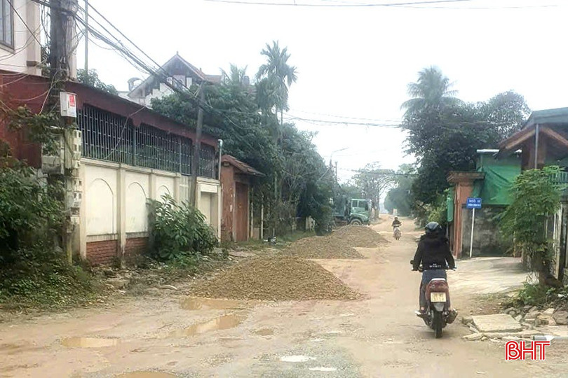 Ban Quản lý dự án đầu tư xây dựng huyện Thạch Hà đã chỉ đạo đơn vị thi công tiến hành đổ base tạo mặt đường bằng phẳng để tiện cho người dân lưu thông. bqbht_br_ssad.jpg