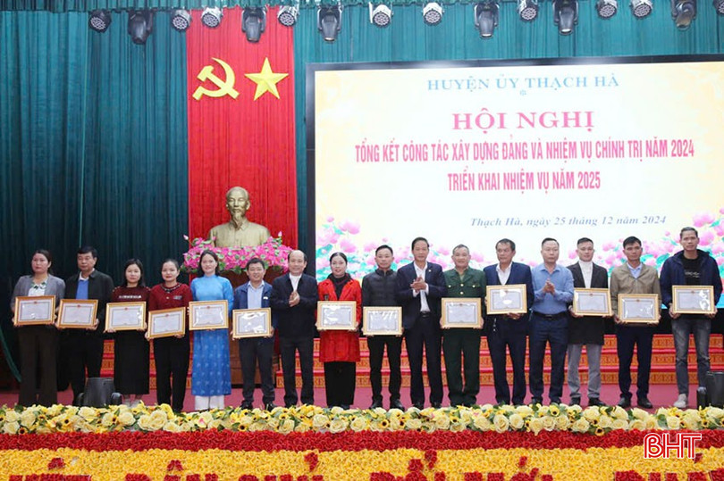 Trao giấy khen của Chủ tịch UBND huyện cho 10 cá nhân và 4 hộ gia đình tiêu biểu trong phong trào thi đua xây dựng NTM. Trao giấy khen của Chủ tịch UBND huyện cho 10 cá nhân và 4 hộ gia đình tiêu biểu trong phong trào thi đua xây dựng NTM.