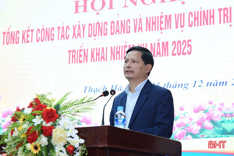 Đồng chí Hoàng Văn Quảng - Phó Trưởng ban Nội chính Tỉnh ủy, Phó Trưởng đoàn công tác BTV Tỉnh ủy chỉ đạo huyện Thạch Hà phát biểu ghi nhận, đánh giá kết quả huyện đã đạt được trong năm 2025 và nhấn mạnh một số nhiệm vụ trọng tâm huyện cần tập trung triển khai trong thời gian tới. Đồng chí Hoàng Văn Quảng - Phó Trưởng ban Nội chính Tỉnh ủy, Phó Trưởng đoàn công tác BTV Tỉnh ủy chỉ đạo huyện Thạch Hà phát biểu ghi nhận, đánh giá kết quả huyện đã đạt được trong năm 2025 và nhấn mạnh một số nhiệm vụ trọng tâm huyện cần tập trung triển khai trong thời gian tới.