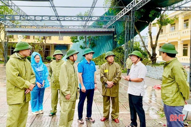 Phó Chủ tịch UBND tỉnh Dương Tất Thắng kiểm tra và chỉ đạo công tác khắc phục tại xã Mai Phụ.