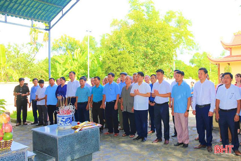 Các phòng, ngành Thạch Hà, lãnh đạo xã Việt Tiến và giáo viên, học sinh Trường THPT Lý Tự Trọng; các cựu giáo viên, học sinh, thân nhân 16 học sinh tử nạn và Nhân dân trên địa bàn thắp hương tưởng niệm. sss.jpg