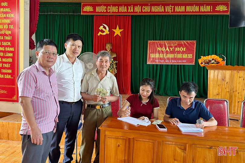 Trường hợp công dân chưa có nơi đăng ký thường trú, phần quà sẽ được trao trực tiếp cho từng công dân hoặc người được công dân ủy quyền. Trong ảnh: xã Cẩm Xuyên có hơn 34.000 người dân nhận quà 2/9. Đến hiện tại, 2 thôn gồm Tân Tiến và Thượng Long đã thực hiện xong chi trả tiền 2/9 cho người dân. bqbht_br_z6963613769228-a3989df98c6d7cfb580e33de63148608.jpg