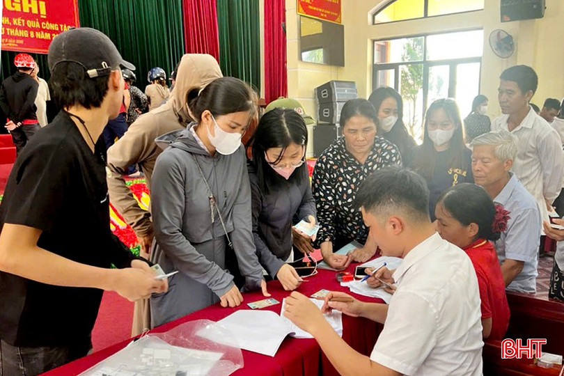 Qua rà soát, phường Vũng Áng có 21.339 khẩu nhận tiền qùa 2/9. Từ chiều nay (31/8), phường đã bắt đầu tiến hành trao quà cho người dân. Qua rà soát, phường Vũng Áng có 21.339 khẩu nhận tiền qùa 2/9. Từ chiều nay (31/8), phường đã bắt đầu tiến hành trao quà cho người dân.