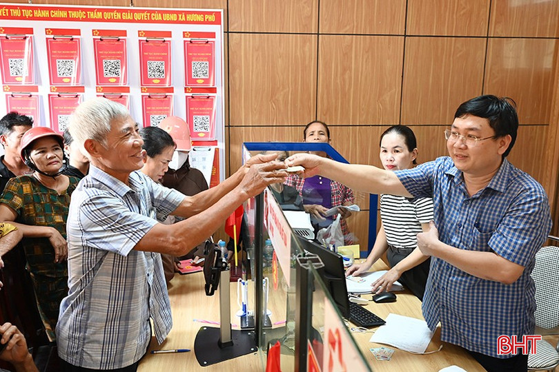 Chiều 31/8, nhiều địa phương trong toàn tỉnh đã đồng loạt tổ chức chi trả tiền quà Quốc khánh 2/9 cho người dân. Tại các điểm chi trả, chính quyền địa phương phối hợp với lực lượng công an, đoàn thanh niên và cán bộ xã thực hiện việc tra cứu danh sách, phát tiền mặt, hướng dẫn người dân ký nhận đầy đủ. Mỗi người dân nhận được 100.000 đồng. Trong ảnh: người dân xã Hương Phố hồ hởi đón nhận tiền quà. bqbht_br_dsc-3251.jpg