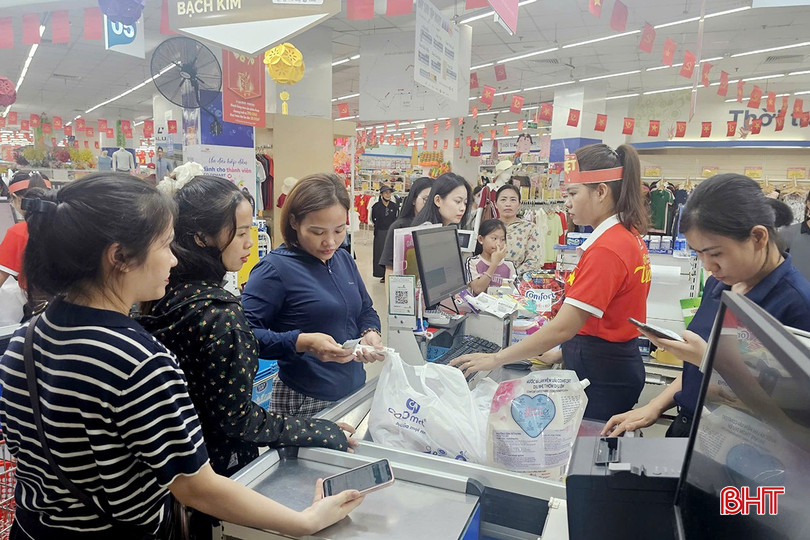 คุณเหงียน จุง เฮียว ผู้จัดการฝ่ายการตลาดของซูเปอร์มาร์เก็ต Co.opmart ห่าติ๋ญ กล่าวว่า bqbht_br_z6963106383873-f847f579c68740ee7b2373cd3e8b3ab8.jpg