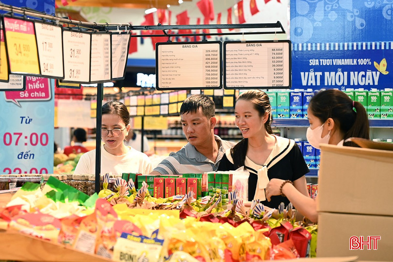 บันทึกเมื่อเช้าวันที่ 31 สิงหาคม ที่ซุปเปอร์มาร์เก็ต Co.opmart ห่าติ๋ญ พบว่าจำนวนลูกค้าที่มาจับจ่ายซื้อของเพิ่มขึ้นเมื่อเทียบกับวันปกติ bqbht_br_dsc-4110.jpg