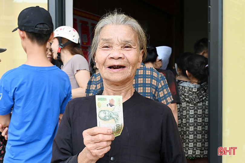 Bà Nguyễn Thị Minh ở thôn Trung Phố, xã Hương Phố chia sẻ: "Tôi rất vui khi được chính quyền thông báo rõ ràng và tổ chức nhận món quà đặc biệt của Đảng, Nhà nước ngay trước ngày lễ lớn. Cách làm kịp thời, khẩn trương và ý nghĩa của món quà khiến chúng tôi ai nấy đều phấn khởi". bqbht_br_dsc-3275.jpg
