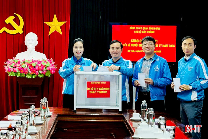 ...Chi bộ Văn phòng, Đảng bộ cơ quan Tỉnh đoàn Hà Tĩnh hưởng ứng ủng hộ Tết vì người nghèo. bqbht_br_f6d90f33eb7e57200e6f.jpg