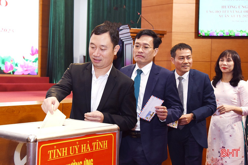 Cán bộ, công chức các ban xây dựng Đảng, Cơ quan Ủy ban Kiểm tra và Văn phòng Tỉnh ủy hưởng ứng đợt quyên góp. bqbht_br_dsc-0946-copy.jpg