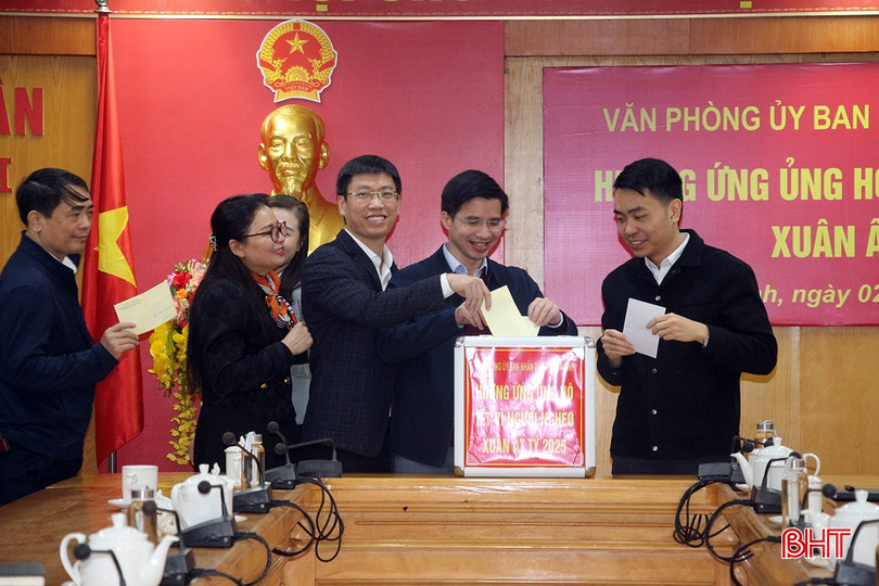 ... và cán bộ, công chức Văn phòng UBND tỉnh ủng hộ Tết vì người nghèo. bqbht_br_1-7.jpg
