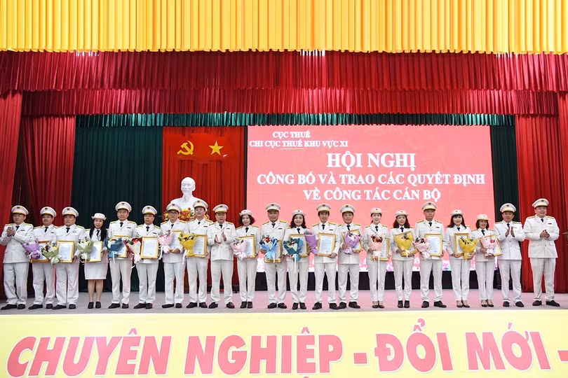 Trao quyết định bổ nhiệm phó trưởng phòng, phó chánh văn phòng.