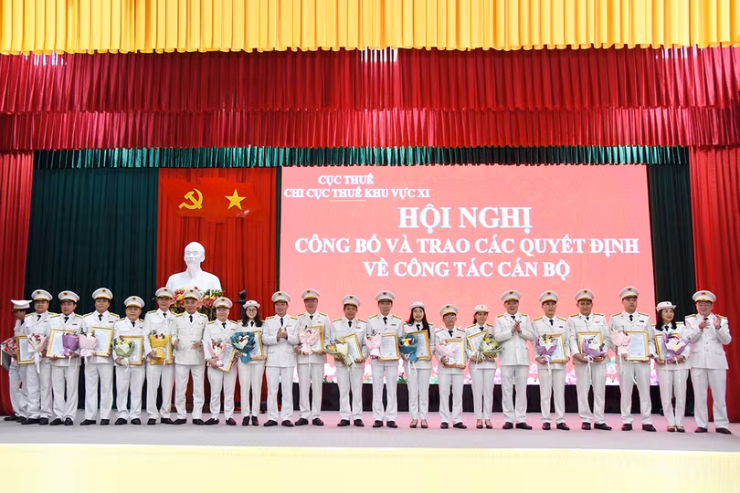 ... trao quyết định bổ nhiệm phó trưởng phòng, phó chánh văn phòng.