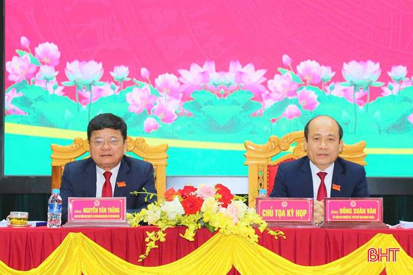 Các đồng chí: Nguyễn Văn Thắng - Phó Bí thư Thường trực Huyện ủy, phụ trách Đảng bộ huyện, Chủ tịch HĐND huyện; Đồng Xuân Vân - Phó Chủ tịch HĐND huyện chủ tọa kỳ họp. bqbht_br_ass.jpg