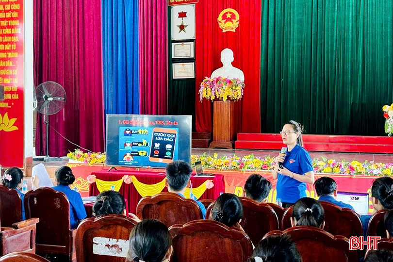 Đoàn Thanh niên Sở TT&TT, UBND xã Cẩm Quang (Cẩm Xuyên) phối hợp tổ chức hội nghị tập huấn nâng cao nhận thức trong phòng ngừa, chống vi phạm pháp luật và tội phạm trên mạng xã hội cho người dân địa phương. (Tháng 8/2024). aa1-6725-4076.jpg