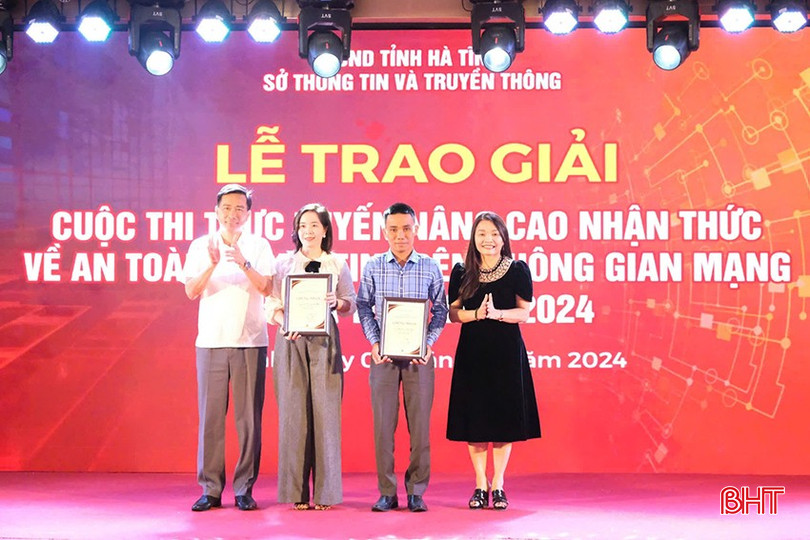 Anh Nguyễn Doãn Báu (thứ 2 phải sang) nhận giải nhì tại cuộc thi trực tuyến về an toàn thông tin trên không gian mạng tỉnh Hà Tĩnh năm 2024. adasd3-661-6843.jpg
