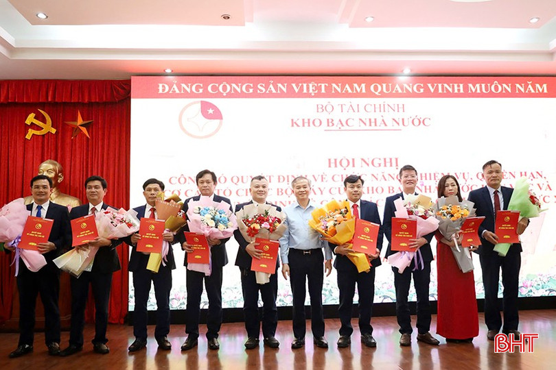 Lãnh đạo KBNN trao quyết định bổ nhiệm các trưởng phòng tham mưu, giúp việc của KBNN khu vực XI. bqbht_br_829d01ea-909a-412e-96c9-e01ef7d8b090.jpg