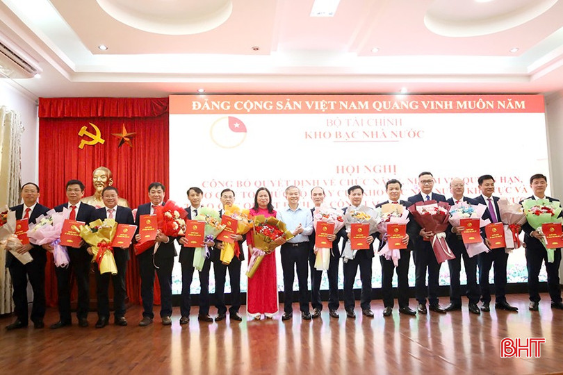 Lãnh đạo KBNN trao quyết định bổ nhiệm các trưởng phòng giao dịch. bqbht_br_57e221a7-3da9-4a20-a995-91877b4cd799-copy.jpg