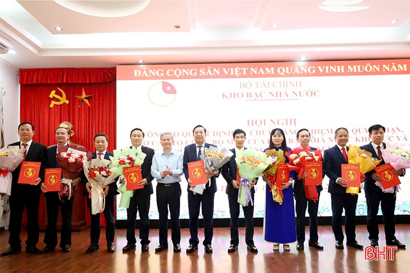 Lãnh đạo KBNN trao các quyết định bổ nhiệm 10 Phó Giám đốc KBNN khu vực XI. bqbht_br_ddc6af03-801c-4adb-aca7-4f7c9b7205e1.jpg