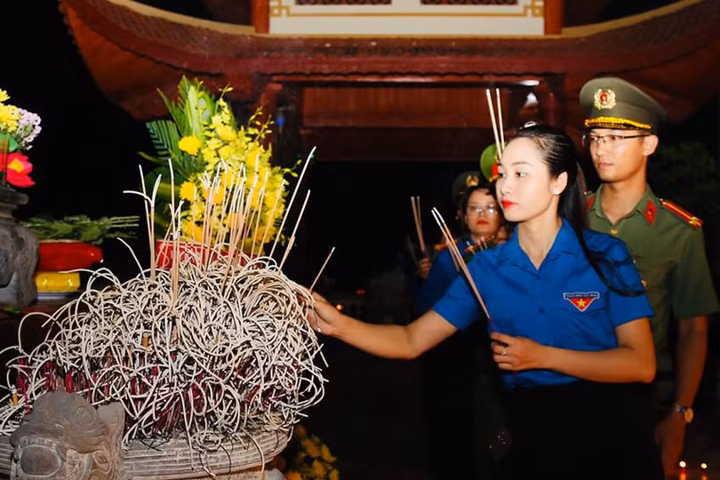 Đứng trước đài tưởng niệm và phần mộ các anh, tuổi trẻ huyện Thạch Hà nguyện hứa tiếp tục ra sức học tập, rèn đức, luyện tài, trau dồi đạo đức cách mạng, bản lĩnh chính trị, chung tay xây dựng quê hương, đất nước.