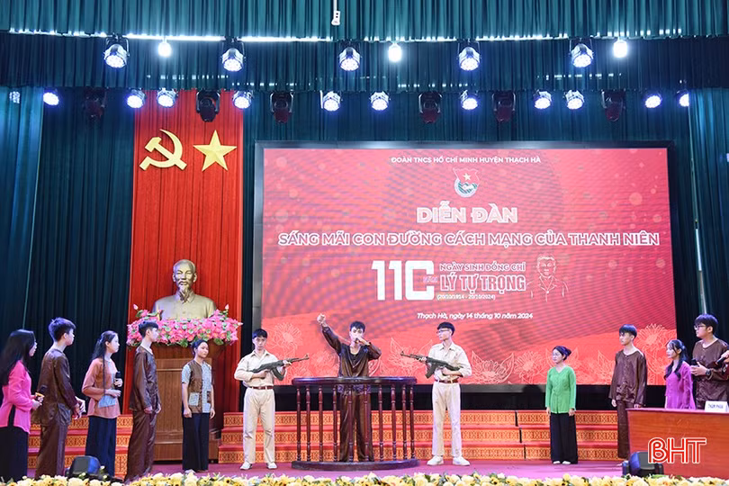 Màn sân khấu hóa kể về cuộc đời và sự nghiệp cách mạng của đồng chí Lý Tự Trọng do học sinh Trường THPT Lý Tự Trọng (Thạch Hà) thực hiện.