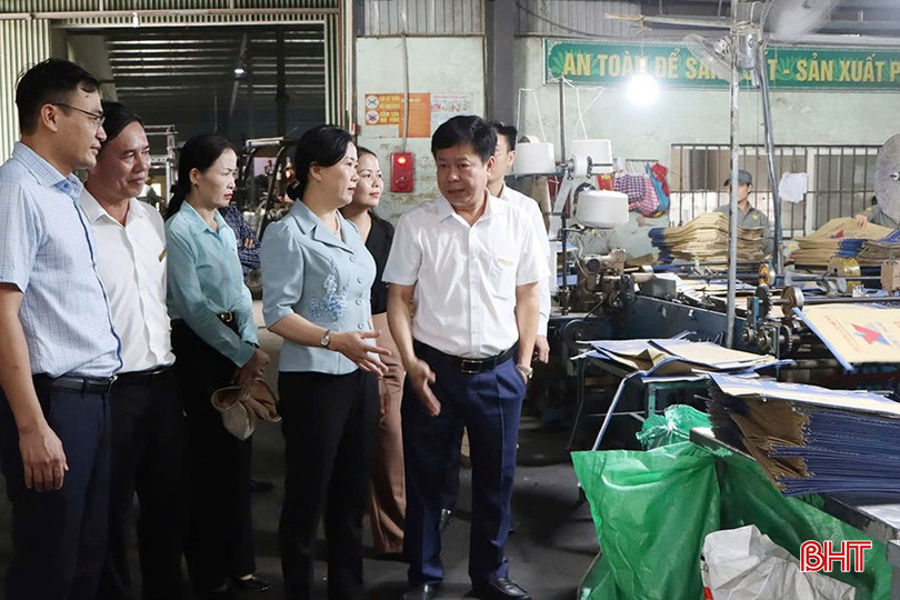 Trưởng ban Dân vận Tỉnh ủy Trương Thanh Huyền và đoàn công tác khảo sát thực tế mô hình "Dân vận khéo" điển hình trên địa bàn huyện Cẩm Xuyên. Trưởng ban Dân vận Tỉnh ủy Trương Thanh Huyền và đoàn công tác khảo sát thực tế mô hình "Dân vận khéo" điển hình trên địa bàn huyện Cẩm Xuyên.