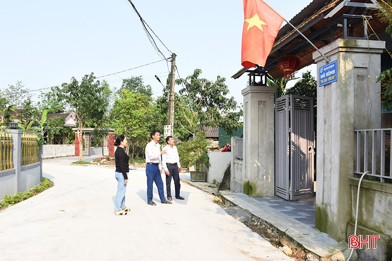 Gia đình ông Bốn đi đầu thực hiện, mạnh dạn phá bỏ 30m tường rào, đập bỏ cổng nhà kiên cố và hiến 45m 2 đất để mở rộng đường. bqbht_br_dsc-5990-copy.jpg