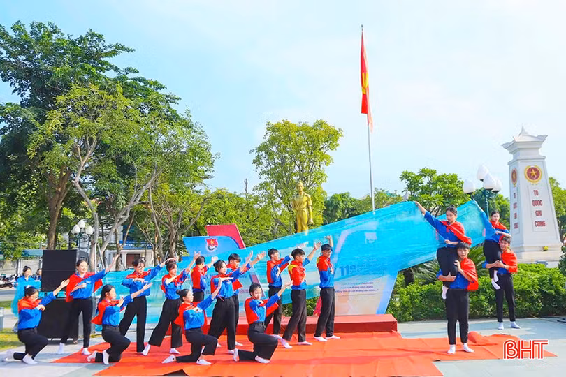 Thanh niên Việt Nam nói chung, thanh niên Hà Tĩnh nói riêng phải luôn “tâm trong - trí sáng - hoài bão lớn”.