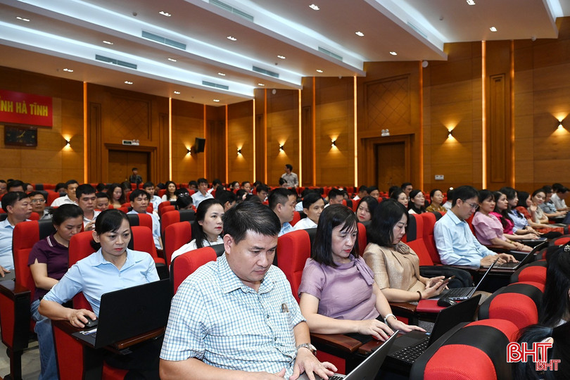 Đội ngũ cán bộ văn phòng không ngừng trưởng thành, được quan tâm bồi dưỡng về kỹ năng mới trong thời kỳ chuyển đổi số. Đội ngũ cán bộ văn phòng không ngừng trưởng thành, được quan tâm bồi dưỡng về kỹ năng mới trong thời kỳ chuyển đổi số.