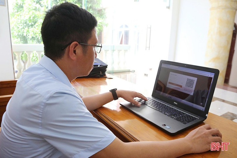 Anh Lê Quang Thành - Bí thư Đoàn xã Bùi La Nhân (Đức Thọ) không ngừng học hỏi, chia sẻ kinh nghiệm sử dụng phần mềm trong công tác Đảng, số hóa tài liệu... bqbht_br_fsf.jpg