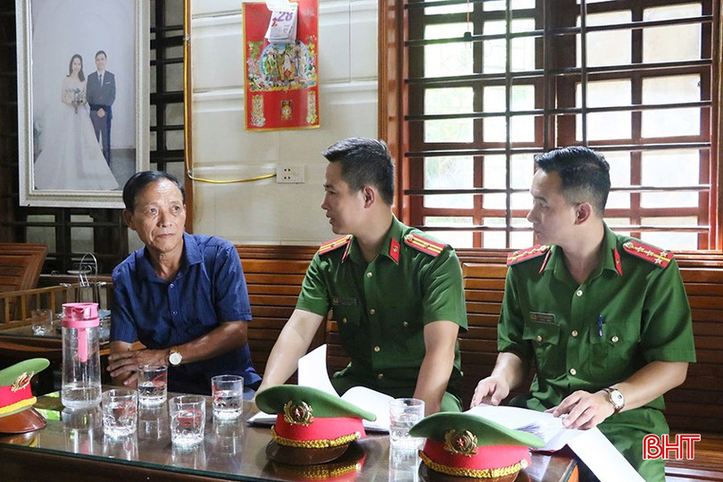 Công an phường Vũng Áng tuyên truyền, hướng dẫn người dân cấp đổi thẻ đảng. (Ảnh CTV Hồng Nhung - Công an tỉnh). bqbht_br_z6890125964138-dee1883af7e84f26309ec0555ade4f9f.jpg