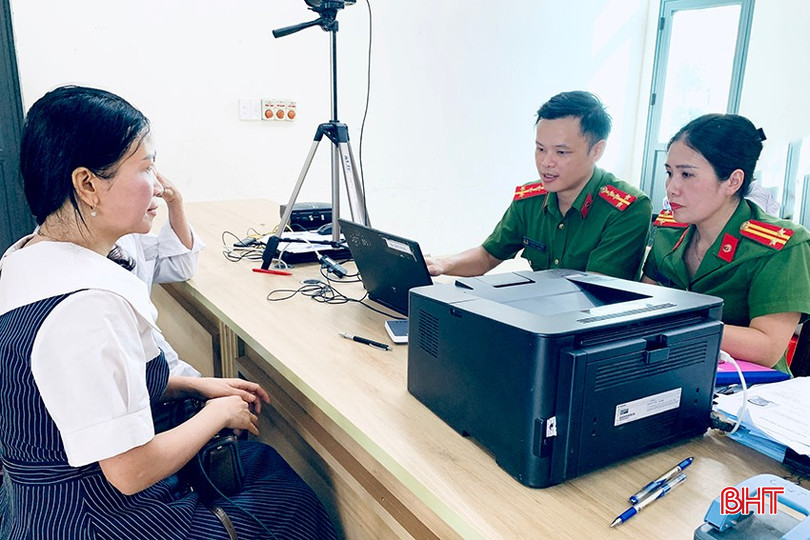 Ngày cuối tuần, Công an xã Can Lộc vẫn miệt mài làm việc, cấp đổi thẻ đảng viên. Ảnh: Bùi Nhung - Ban Xây dựng Đảng xã Can Lộc bqbht_br_5-xa-can-loc.jpg