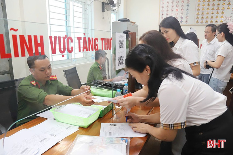 Công an phường Thành Sen tiếp nhận hồ sơ cấp đổi thẻ đảng cả ngày nghỉ cuối tuần và buổi tối. bqbht_br_z6890078580035-26aa353760f19e64864cd7899f89efb1.jpg