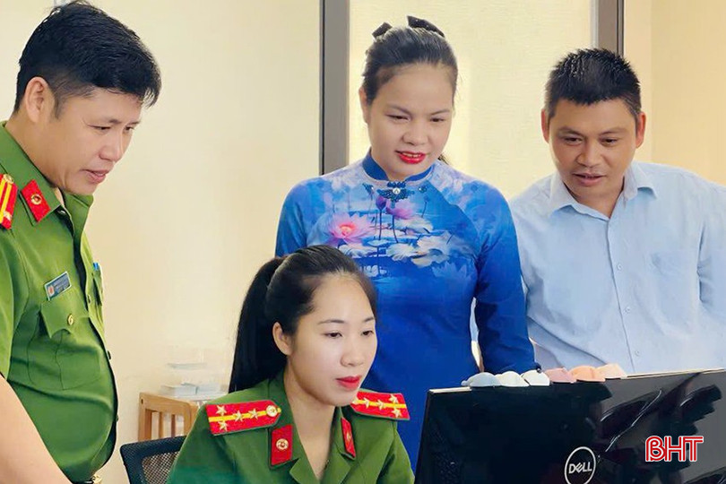Lãnh đạo phường Kỳ Hoa kiểm tra, đôn đốc việc thực hiện cấp đổi thẻ đảng. bqbht_br_12.jpg