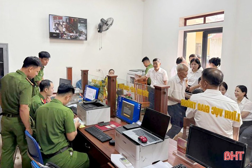 Công an xã Phúc Trạch thực hiện các thủ tục cấp đổi thẻ đảng từ ngày 7/8. bqbht_br_f.jpg