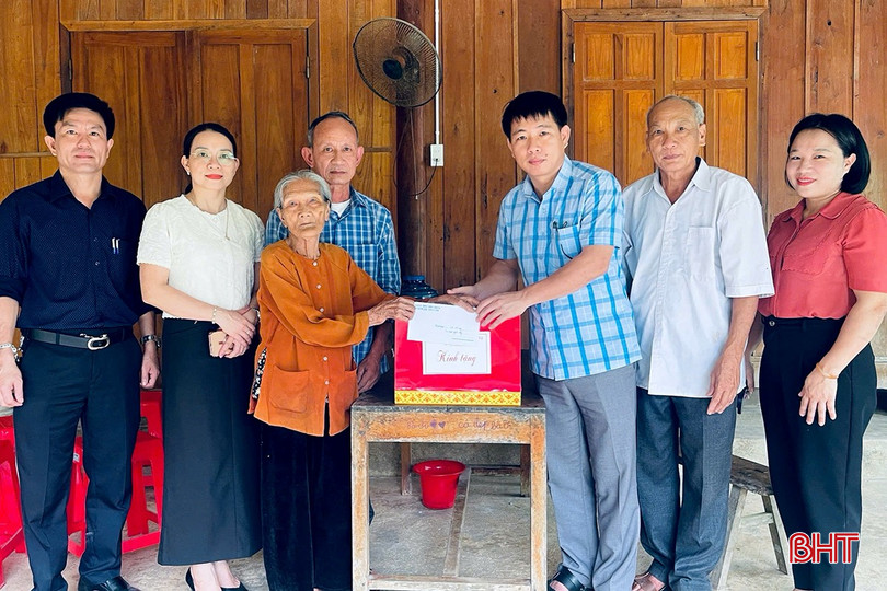 Phó Bí thư Thường trực Đảng ủy xã Nguyễn Thế Hùng tặng quà gia đình chính sách nhân dịp 27/7. bqbht_br_z6895828759252-d82e7fce841ce0f88b7bb3e8abca2fce.jpg