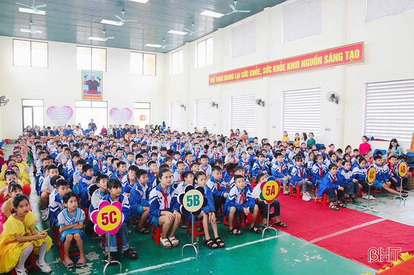 Gần 300 học sinh Trường Tiểu học Thạch Đài tham gia diễn đàn.