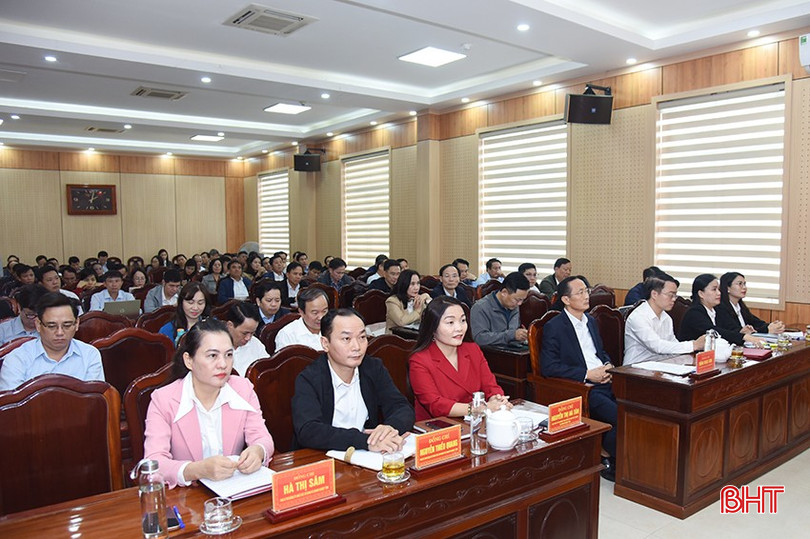 Bí thư Đảng ủy Khối CCQ&DN tỉnh Đặng Ngọc Sơn; các đồng chí Thường trực, Ban Thường vụ Đảng ủy Khối; bí thư các chi bộ, đảng bộ trực thuộc khối tham dự hội nghị. bqbht_br_dsc-7965-copy.jpg