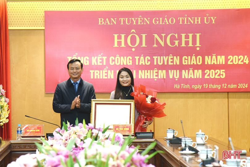 Trưởng ban Tuyên giáo Tỉnh ủy Hà Văn Hùng trao Huân chương Lao động hạng Ba của Chủ tịch nước cho đồng chí Nguyễn Thị Hà Tân - Phó Bí thư Thường trực Đảng ủy Khối CCQ&DN tỉnh. bqbht_br_dsc-9015-copy.jpg