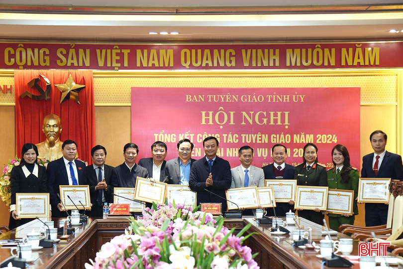 Lãnh đạo Ban Tuyên giáo Tỉnh ủy trao giấy khen cho các tập thể, cá nhân có thành tích xuất sắc trong cuộc thi viết chính luận bảo vệ nền tảng tư tưởng của Đảng... bqbht_br_dsc-9031-copy.jpg